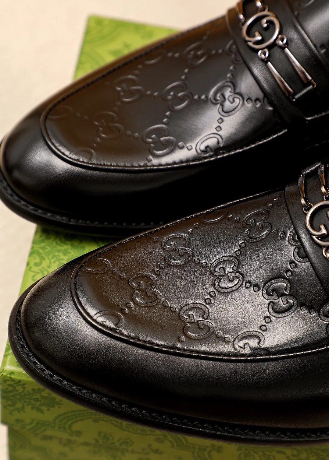 Men's shoes 💰400 💐 Product trademark: GUCCI "Gucci" casual leather shoes Regular size: 39-44 (38.45.46🉑️Customized) Product materials: Selected imported first-layer calfskin embossed upper + luxury hardware buckle, imported 🐑 sheepskin lining. Strong three-dimensional visual effect, original combination outsole Color: 1⃣️color optional